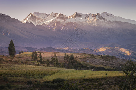 国家之安在的Huascaran山群 雪压安第斯山脉 秘鲁安卡什表面天空冒险山脉景观晴天风景旅行旅游日落背景