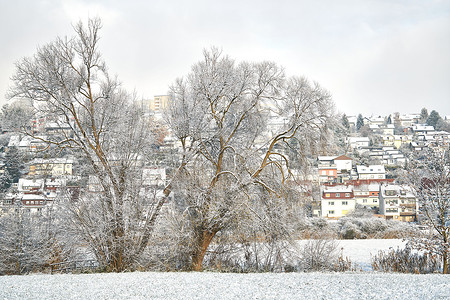 森霍拉斯照片来自2022年12月德国黑森市富尔达市的阿施滕贝格霍拉斯和涅西格地区建筑学住宅区森林建筑大楼城市旅行播送暴风雪房屋背景