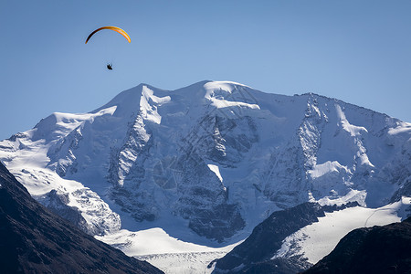 瑞士阿尔卑斯山冰川滑翔在伯尔尼纳山脉上方闲暇晴天旅游目的地裂缝飞行气候变化旅行极限雪山背景图片