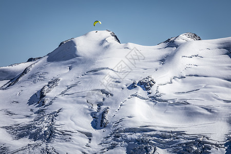 瑞士阿尔卑斯山冰川滑翔在伯尔尼纳山脉上方晴天全景发动机雪山鸟瞰图旅行飞行目的地裂缝闲暇背景图片