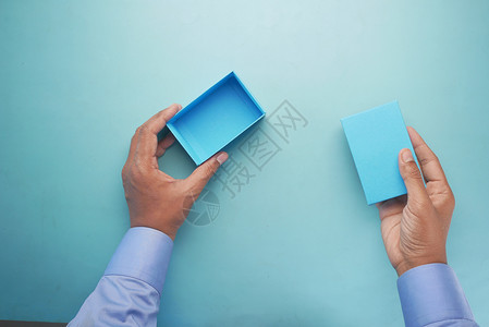 打开一个空小礼品盒 然后打开棕色手工展示艺术蓝色工艺礼物盒包装丝带男人背景图片