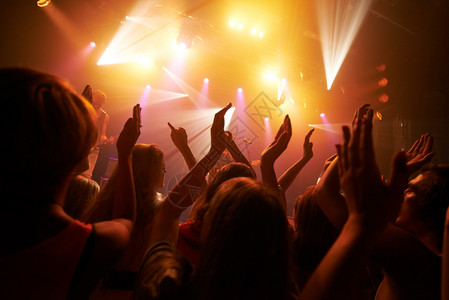 音乐摇滚节 音乐会或表演活动 观众 人群或人们与歌迷 青年和朋友手舞足蹈 一群人在技术 迪斯科狂欢或夜派对俱乐部庆祝背景图片