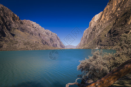 秘鲁安卡什 安第斯山脉雪积的绿松石Llanganuco湖国际雪山环境保护山路岩石地标湖岸海滩蓝色天空背景