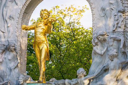 金色大道奥地利维也纳春季Stadtpark的作曲家纪念碑背景