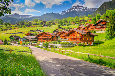 瑞士伯尔尼州因特拉肯附近的村摄影村庄农村天线房子建筑学气候山峰天空戏剧性背景图片