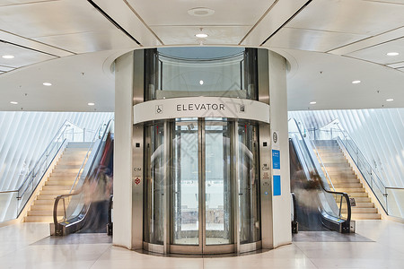 纽约市明亮白色地铁内清洁的现代电梯和楼梯(纽约)高清图片