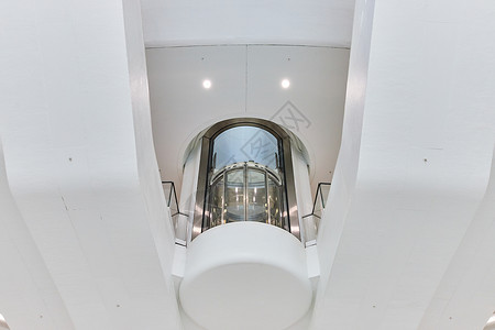 直接在清洁白色建筑上 中间有玻璃电梯的玻璃高清图片