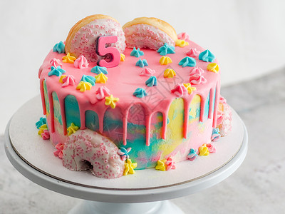粉红5周年生日 白底霜冻的冰淇淋蛋糕刨冰滴水糕点配料海绵星星磨砂金子粉色玫瑰背景图片