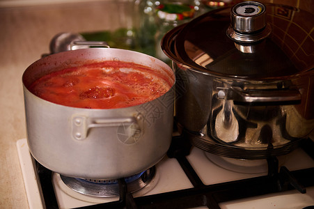 谱华章热辣煮番茄汁的顶端景象 用酱盆里成熟的有机多汁番茄制成自制口味西红柿背景