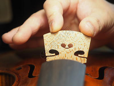 精确定位桥到小提琴的天平工匠职业精神建设制作者音乐工艺木制品安装工具背景