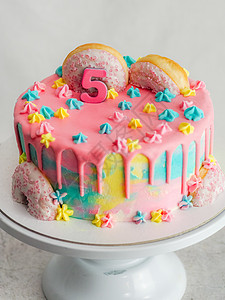 粉红5周年生日 白底霜冻的冰淇淋蛋糕冰镇星星管道黄油玫瑰小雨面包金子拉丝糕点背景图片