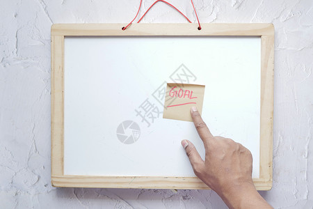 在白板上贴一个有目标字词的粘黏纸条背景图片