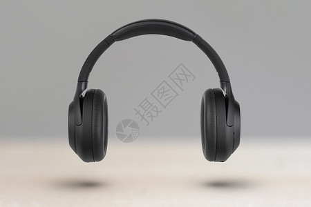 在浅色背景上的耳机 黑色无线耳机 高品质 用于广告或产品目录背景图片