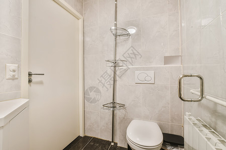一个带淋浴和厕所的白色浴室高清图片