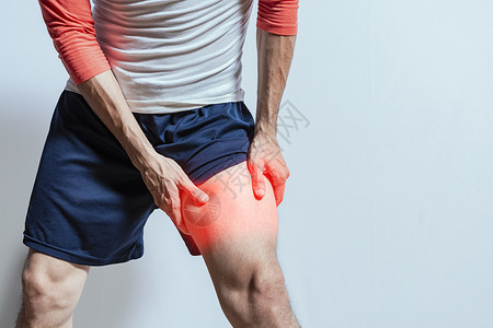 腿部肌肉疼痛的人的医疗问题 孤立的腿部肌肉疼痛的人 腿部肌肉疼痛的酸痛人 腿部肌肉发炎的人被隔离 肌肉撕裂概念背景