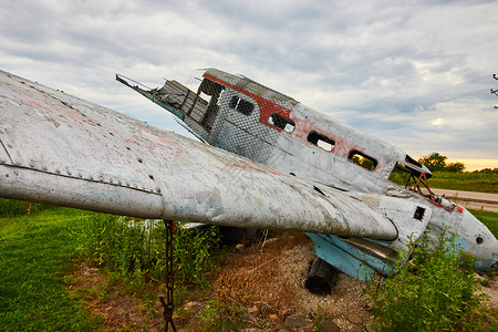云云多的一天 观察战地被摧毁的飞机 以机翼为着眼点高清图片
