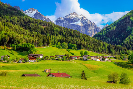 奥地利索尔登奥地利蒂罗尔Innsbruck附近绿色Stubai山谷的阿尔卑斯山农场朝霞小木屋风景目的地摄影雪山牧场高山干草荒野背景