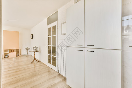 白色厨房 有白色柜子和木地板奢华房间家具窗户房子地面装饰建筑学财产公寓背景图片