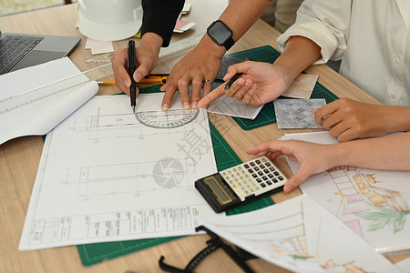 建筑师的裁剪图象 在办公室施工计划工程队和建筑工背景