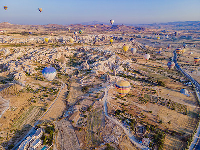 简直太热了在土耳其卡帕多西亚州戈雷梅的Nevsehir仙子烟囱谷飞过 飞过有色热气球 对地下城市和气球旅游进行了惊人的全景无人驾驶飞机观察背景