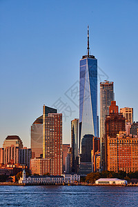 纽约市新一世界天文台的景象来自曼哈顿南部海岸外 日落时光下金色时辰背景