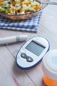 盘上糖尿病测量工具和健康食物的垂直直射光线高清图片
