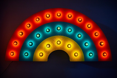 陶笛彩虹波艺术作品 有灯泡和红色 蓝色和黄色环背景