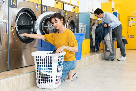 旧投币式洗衣机亚洲人使用合格的洗衣机 在公共房间里男人民众店铺烘干机商业男性洗衣店经营器具洗涤剂背景