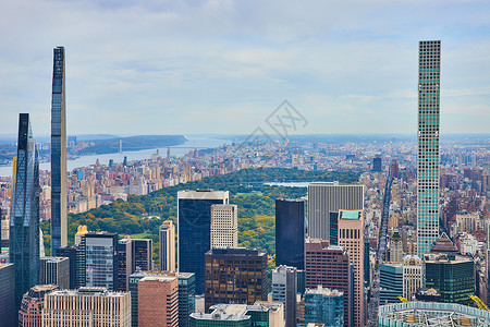 纽约市中央公园 从高处看 到处都有摩天大楼的景象背景图片