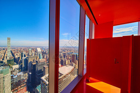 超真实的橙色洗手间摊位 窗户俯仰纽约市天际线高高高清图片