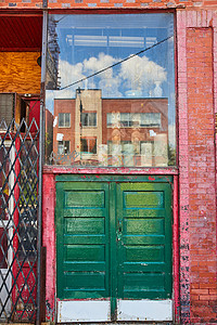 店面门条素材沿红砖墙上方带玻璃展示的胡同大型双绿门背景