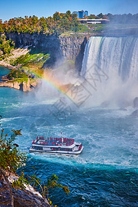 马蹄瀑布附近有彩虹和观光船的米斯蒂·尼亚加拉瀑布高清图片