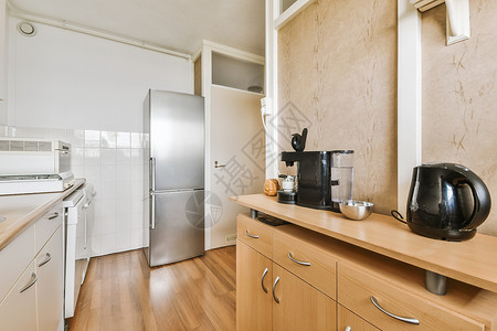 厨房 配有木制柜子和不锈钢冰箱背景
