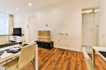 一个客厅 有桌子和电视机风格公寓奢华墙壁财产沙发卧室木地板电视木头背景图片