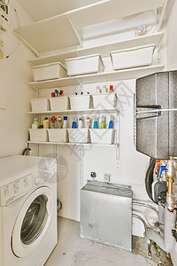 a 带洗衣机和架子的白色洗衣房高清图片