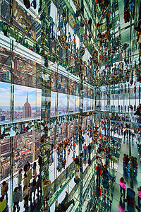 与纽约市天际和帝国大厦在外的首届高峰会及大摩天大楼室内镜面反射背景图片