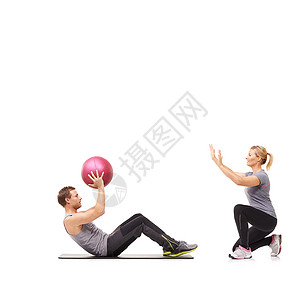 男人和女人通过把药丸球传给对方来进行腹肌锻炼 这很有趣背景