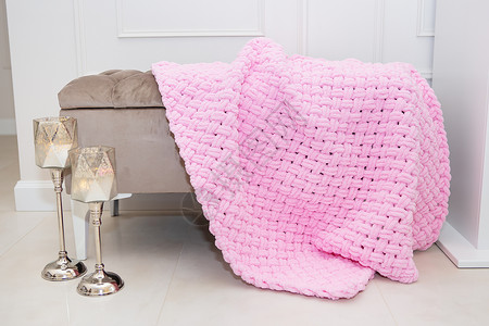 粉色的复合织物的背景纹理 柔软羊毛材料的背景模式 这些都存在于小沙发上 还有烛台 舒适的概念背景图片