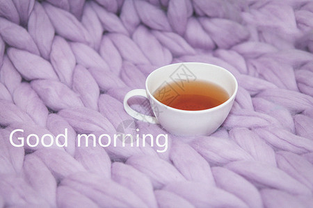 舒适和舒适的概念是粉红色的毛毯 上面贴着白色茶杯 近距离早间刻有好话要说背景