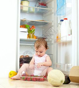 这看起来很好吃 小孩子从冰箱里吃食物高清图片