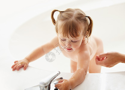 泡多点水 这样她就可以玩了 一个可爱的小女孩在浴缸里玩背景图片