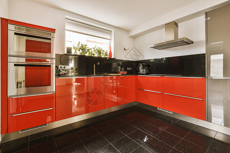 红色厨房现代厨房内装红色家具的红家具住房房子住宅角落装设架子公寓烤箱龙头橱柜背景