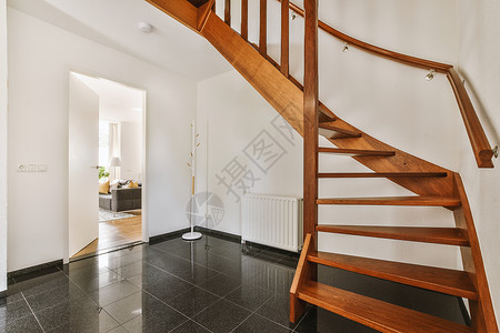 走廊楼梯在宽敞的公寓大厅中的木楼梯走廊通道房子奢华住宅木头住宿地面大堂财产背景