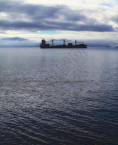 海 货船一艘货船早晨的照片背景