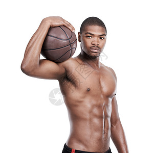 英俊年轻篮球运动员的肖像 在工作室里站着一无是处的人背景图片
