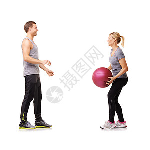 一个男人和女人通过向对方扔一个药球来锻炼运动的 男男女女背景图片