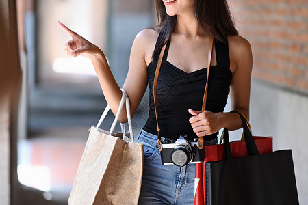 年轻女旅行者携带购物袋 在商场工作 )高清图片