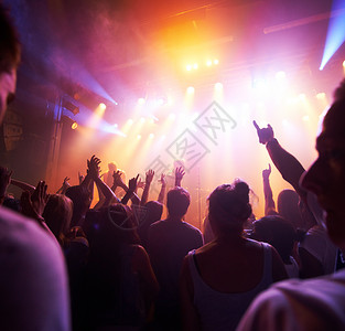 派对活动 夜总会节日或舞池音乐会中的人群 舞台灯光和现场乐队音乐 人们 音乐家和观众在聚光灯下的社交迪斯科 技术狂欢或摇滚娱乐中背景图片