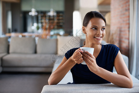 现萃茶以新鲜的方式开始新的一天 一个迷人的年轻女人正在享用一杯现煮的咖啡背景