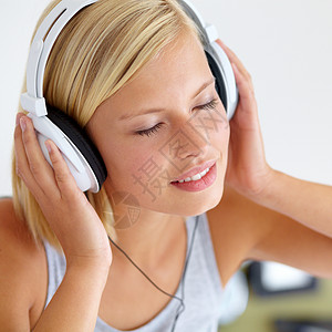 没有比音乐更像的了 一个年轻女人在耳机上听音乐背景图片